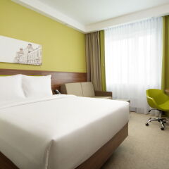 Отель Hampton by Hilton Nizhny Novgorod Нижний Новгород комната для гостей фото 3