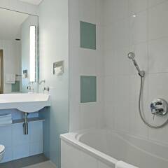 Отель Novotel Milan Malpensa Airport Италия, Кардано-аль-Кампо - 3 отзыва об отеле, цены и фото номеров - забронировать отель Novotel Milan Malpensa Airport онлайн ванная фото 2