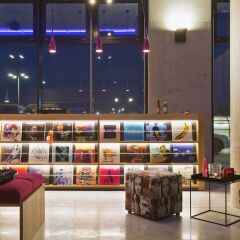 Отель Moxy Vienna Airport интерьер отеля