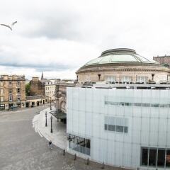 Отель Bright And Central Flat, Directly Facing The Usher Hall Эдинбург балкон