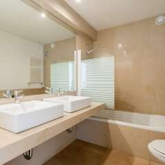 Апартаменты Chiado Modern Three-Bedroom Apartment - by LU Holidays ванная фото 2