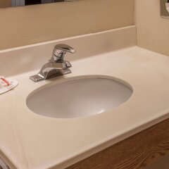 Super 8 by Wyndham Woodburn in Woodburn, United States of America from 99$, photos, reviews - zenhotels.com bathroom