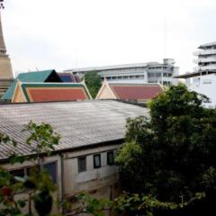 Отель Feung Nakorn Balcony Rooms & Cafe Бангкок парковка