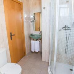 Отель Suites Feria de Madrid ванная фото 2