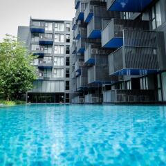 Отель The Deck Condo Patong бассейн