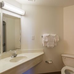 Отель Motel 6 Dale ванная фото 2