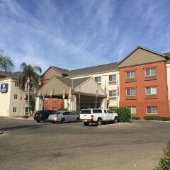 Отель Charter Inn and Suites парковка