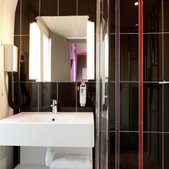 Отель Ibis Styles Pigalle Montmartre Париж ванная
