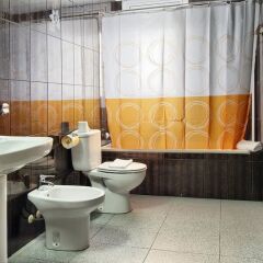 Отель Hostal Bonavista Испания, Бланес - 1 отзыв об отеле, цены и фото номеров - забронировать отель Hostal Bonavista онлайн ванная фото 2