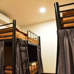Inn Trog And Inn Soi - Hostel - Adults Only Бангкок комната для гостей фото 2
