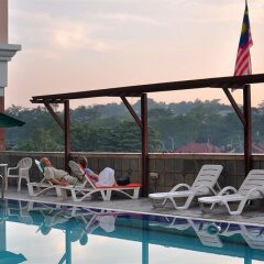 Отель Q Hotel Kuala Lumpur Малайзия, Куала-Лумпур - 1 отзыв об отеле, цены и фото номеров - забронировать отель Q Hotel Kuala Lumpur онлайн бассейн фото 3