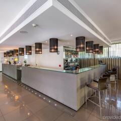 Отель Holiday Inn Express Lisbon Airport гостиничный бар