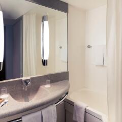 Отель Mercure Hotel München Neuperlach Süd Германия, Мюнхен - 9 отзывов об отеле, цены и фото номеров - забронировать отель Mercure Hotel München Neuperlach Süd онлайн ванная