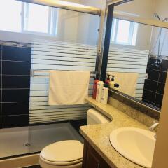 Отель Vancouver Home Inn by Elevate Rooms Канада, Бурнаби - отзывы, цены и фото номеров - забронировать отель Vancouver Home Inn by Elevate Rooms онлайн ванная