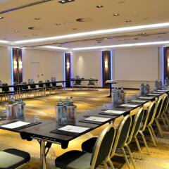 Отель Courtyard by Marriott Düsseldorf Seestern