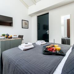 Апартаменты Allure Garden Apartments в номере