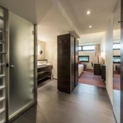 Отель Four Points by Sheraton Sihlcity Zurich сейф в номере