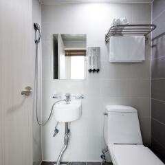 Отель K-Guesthouse Namdaemun Южная Корея, Сеул - отзывы, цены и фото номеров - забронировать отель K-Guesthouse Namdaemun онлайн ванная фото 2