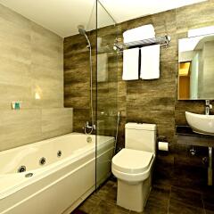 Отель The Milestone Hotel Непал, Катманду - отзывы, цены и фото номеров - забронировать отель The Milestone Hotel онлайн ванная