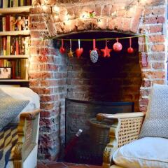 Отель 1 Bedroom Historic Cottage in Kentish Town интерьер отеля