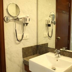 Отель OYO 16011 Hotel Mohan International Индия, Нью-Дели - отзывы, цены и фото номеров - забронировать отель OYO 16011 Hotel Mohan International онлайн ванная