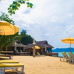 Отель Sunset Village Beach Resort пляж
