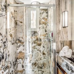 Отель Luxury 2 bedroom 2.5 bathroom Louvre Франция, Париж - отзывы, цены и фото номеров - забронировать отель Luxury 2 bedroom 2.5 bathroom Louvre онлайн ванная фото 2