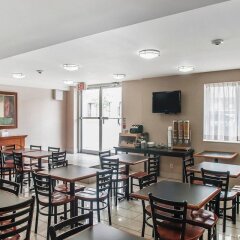 Отель Econo Lodge Inn & Suites Downtown Канада, Торонто - отзывы, цены и фото номеров - забронировать отель Econo Lodge Inn & Suites Downtown онлайн гостиничный бар