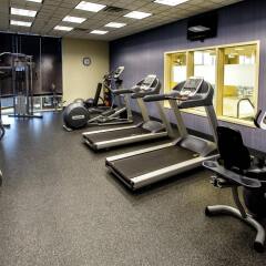Отель Hampton Inn & Suites Staten Island США, Нью-Йорк - отзывы, цены и фото номеров - забронировать отель Hampton Inn & Suites Staten Island онлайн фитнесс-зал фото 2