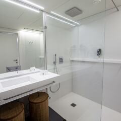 Ilha Hostel & Suites Понта-Делгада ванная
