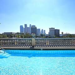 Апартаменты Downtown LA Inspiring Apartments бассейн