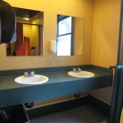 Отель The Cambie Hostel Gastown Канада, Ванкувер - отзывы, цены и фото номеров - забронировать отель The Cambie Hostel Gastown онлайн ванная