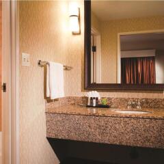 Отель Embassy Suites Flagstaff ванная фото 2