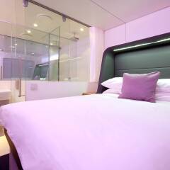 Отель YOTELAIR Amsterdam Schiphol - Transit Hotel Нидерланды, Схипхол - отзывы, цены и фото номеров - забронировать отель YOTELAIR Amsterdam Schiphol - Transit Hotel онлайн комната для гостей