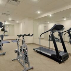 Отель Super 8 Downtown Toronto фитнесс-зал фото 2
