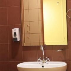 Гостиница East-West Hostel в Иркутске отзывы, цены и фото номеров - забронировать гостиницу East-West Hostel онлайн Иркутск ванная фото 2