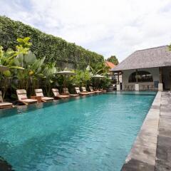 Ubud Village Hotel бассейн
