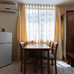 Апартаменты Two Bedroom Apartment with Kitchen & Balcony в номере