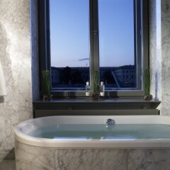 Отель Rocco Forte Hotel De Rome Berlin Германия, Берлин - 1 отзыв об отеле, цены и фото номеров - забронировать отель Rocco Forte Hotel De Rome Berlin онлайн ванная