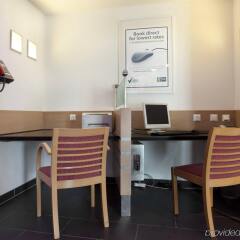 Отель Holiday Inn Express Geneva Airport, an IHG Hotel Швейцария, Мерен - отзывы, цены и фото номеров - забронировать отель Holiday Inn Express Geneva Airport, an IHG Hotel онлайн удобства в номере фото 2