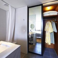 Отель Floral Hotel ShinShin Seoul Myeongdong Южная Корея, Сеул - 1 отзыв об отеле, цены и фото номеров - забронировать отель Floral Hotel ShinShin Seoul Myeongdong онлайн ванная фото 2