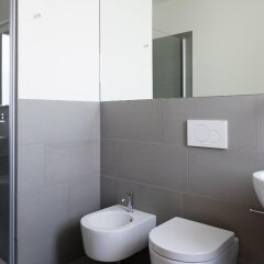 Отель La Ripa Hostel Италия, Альбино - отзывы, цены и фото номеров - забронировать отель La Ripa Hostel онлайн ванная