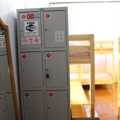 Hostel Air сейф в номере