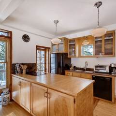 Отель 4BR Luxury Log - 4 Br Home в номере фото 2