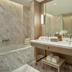 Отель Waldorf Astoria Dubai International Financial Centre ОАЭ, Дубай - отзывы, цены и фото номеров - забронировать отель Waldorf Astoria Dubai International Financial Centre онлайн ванная