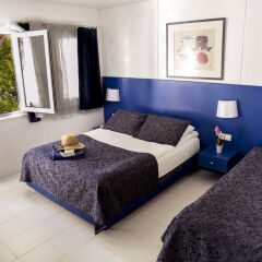 Blue & White Hotel комната для гостей