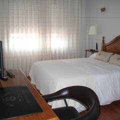 Hotel Marques de Santillana сейф в номере