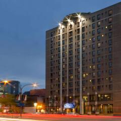 Отель Travelodge Hotel by Wyndham Montreal Centre Канада, Монреаль - отзывы, цены и фото номеров - забронировать отель Travelodge Hotel by Wyndham Montreal Centre онлайн вид на фасад