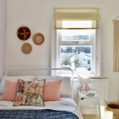Отель Stunning Victorian Townhouse in Central Brighton Брайтон комната для гостей