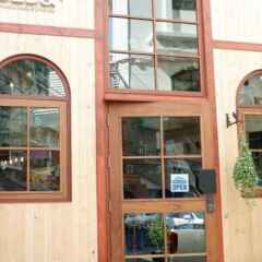 Barn And Bed Hostel Бангкок вид на фасад